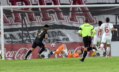 Con Alfredo Aguilar vencido, la pelota en el fondo, arranca el festejo de José Florentín.
