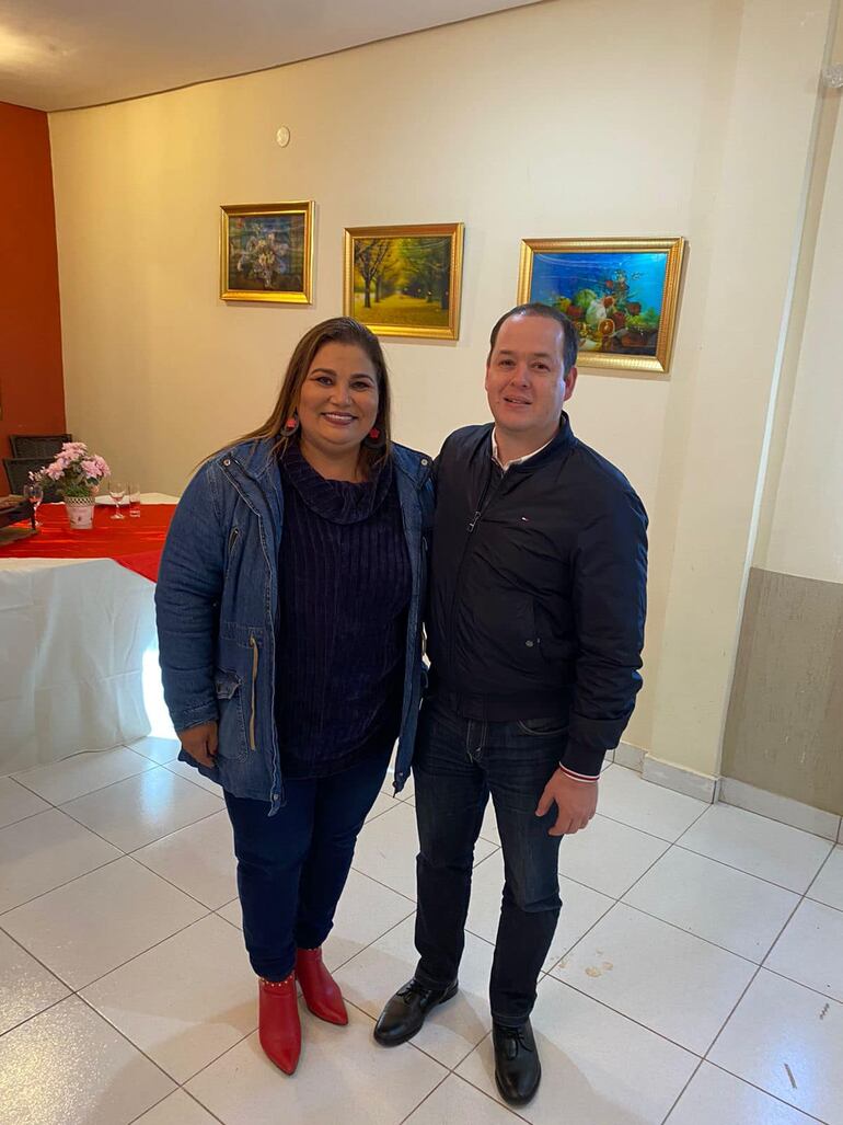 La candidata a gobernadora María Del Carmen Benítez, junto a Enzo Cuevas, quien aspira la diputación por Paraguarí,