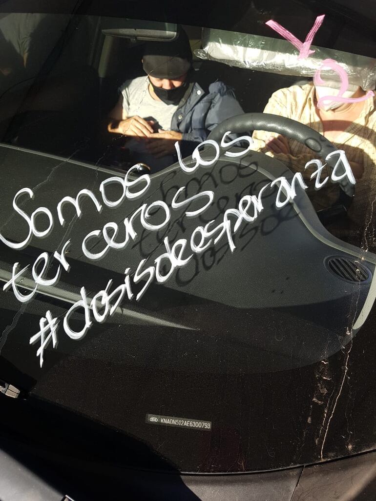 Grafican mensajes estimulantes en las ventanillas de los vehículos.