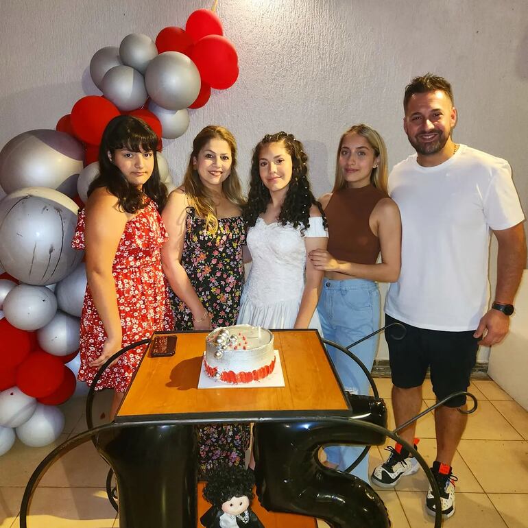 Kike Casanova junto a las mujeres de su vida: Virginia, Silvita, Taís y Paula. (Instagram/Kike Casanova)