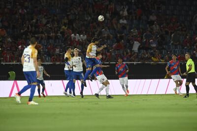 Rodrigo Rojas despeja un balón cerca del área de Luqueño