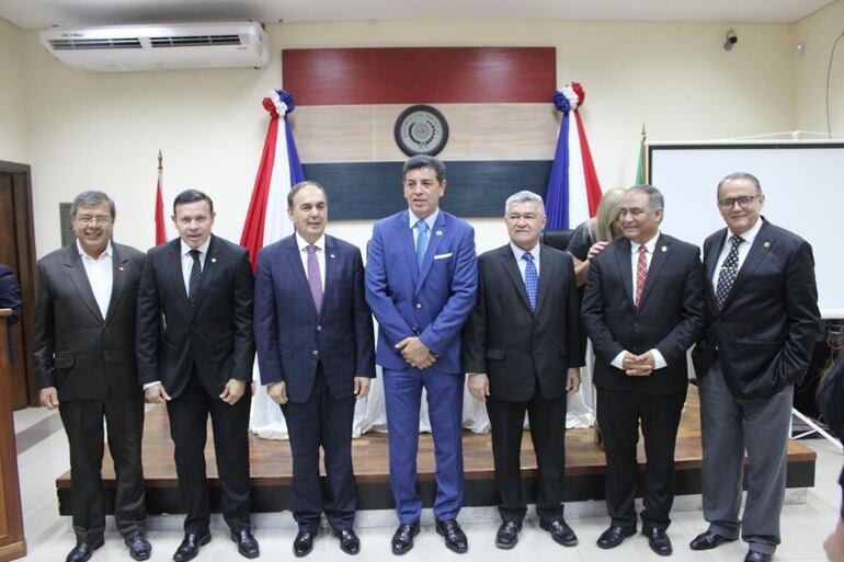 De Izquierda a Derecha; intendente de Yb ytymí, Casimiro González(PLRA), gobernador de Paraguarí Emigdio Aliendre(ANR), senador Darío Monges(ANR), s uperintendente de la Circunscripción Dr. V´ictor Ríos, diputado Jorge Avalos Mariño(PLRA), Dr Germán Torres y Dr. Javier De Jesús Esquivel.