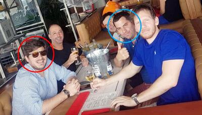 En círculo (con lentes), Renato Retamozo, con su amigo Andrés Ortiz y otros, festejan con viático de la ANNP en Buenos Aires, según fuentes.