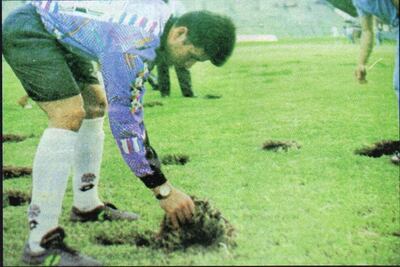 Danilo  Aceval, arquero franjeado, verificando el mal estado del gramado. Si el partido se disputaba, se supone que se iba a despojar de su reloj.