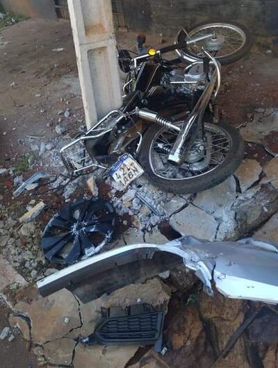 La motocicleta y la columna quedaron destrozadas a raíz del violento choque.