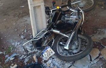 La motocicleta y la columna quedaron destrozadas a raíz del violento choque.