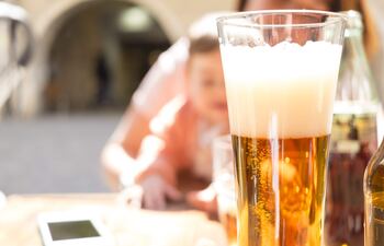 A propósito del video que se viralizó en el que se ve al influencer Vicente “Jakare” Saenger administrando presuntamente cerveza a una bebé, el Dr. Víctor Gaona dice que dependiendo del grado de alcohol puede provocar diversos efectos, desde mareos hasta la muerte inclusive.