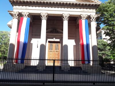 El Panteón de los Héroes está tras rejas cerradas y ni siquiera tiene su bandera flameando.