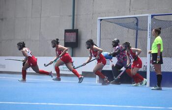 Defensoras de las Aguará en una acción de contención de un corner corto ayer contra Perú. (Foto de PAHF)