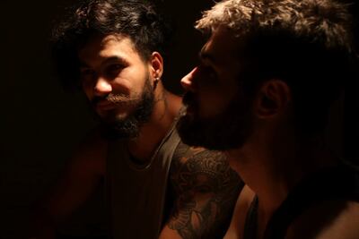 Julio Petrovich y Erik Gehre protagonizan la obra "Veinticinco", que se presentará desde hoy en la sala La Correa.