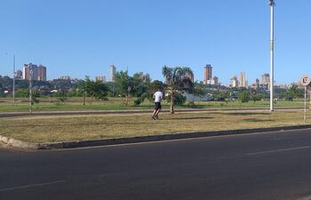 Un hombre aprovecha las primeras horas del domingo para hacer ejercicios, antes que aumente la temperatura en zona de la Costanera de Asunción.