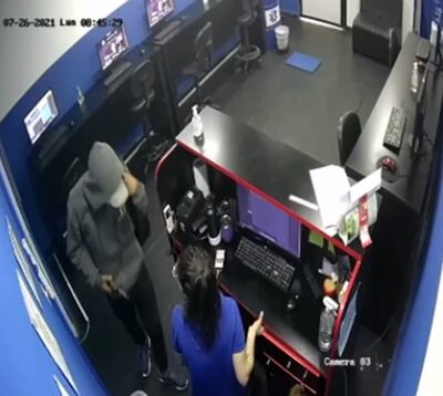Con un arma en mano, redujo a la cajera, abrió la caja registradora y tomó la recaudación del fin de semana.