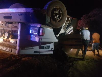 El camión quedó con las ruedas hacia a raíz del accidente.