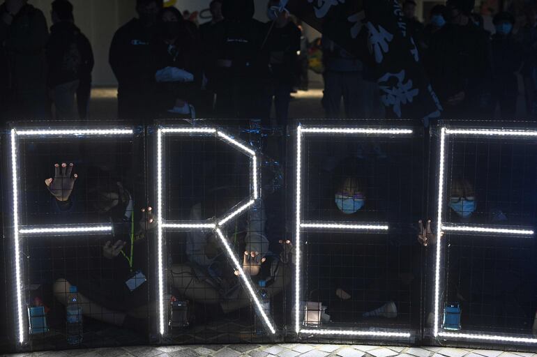 "Free Hong Kong". Manifestación de los estudiantes de la secundaria y de la universidad de la región semiautónoma de China (comunista) que luchan por mantener su democracia.