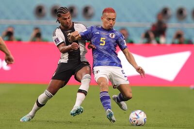 Yuto Nagatomo (d) disputa el balón con el alemán Serge Gnabry. El japonés llegó ayer a 12 presencias en los Mundiales.