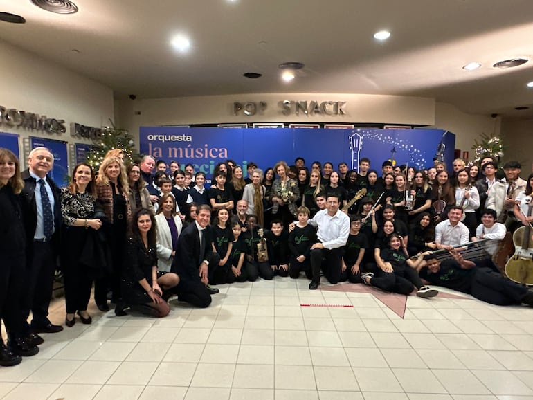 Integrantes de la orquesta paraguaya junto a los artistas de España y Francia, autoridades y la Reina Sofía.