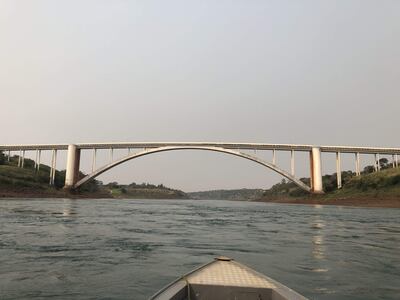 La base de los pilares principales del Puente de la Amistad se encuentra fuera del agua. La bajante afecta la navegación, la pesca, el turismo pesquero y la producción de energía.