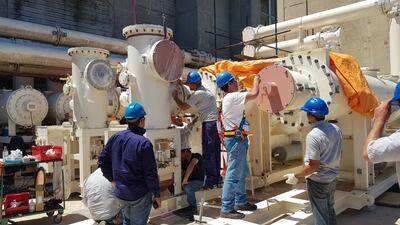 Técnicos trabajando en la adecuación de las barras de 500 kV en Yacyreta.
