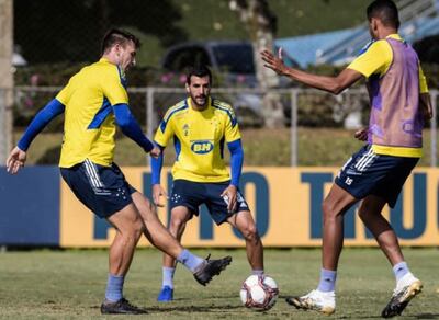 Eduardo Brock (i) junto a Raúl Cáceres (c) en el entrenamiento del Cruzeiro de Brasil.