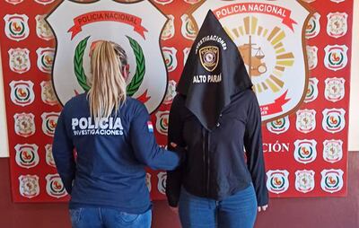 Luma Malu Oviedo Sanabria, en la sede de Investigaciones de Ciudad del Este, tras ser demorada.