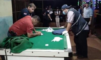 Agentes de Investigaciones toman datos en el sitio donde mataron a Pedro Luis Carneiro Arévalos.