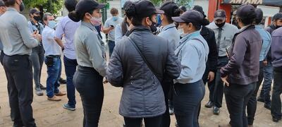 Los empleados del Servicio de Estacionamiento Rotativo Tarifado (SERT)  quedarán desempleados. Se movilizaron en la Plaza de los Héroes de Villarrica.