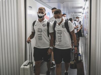 Derlis González (i) y Víctor Salazar durante la llegada de Olimpia a la ciudad brasileña de Río de Janeiro.