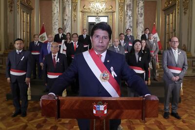 Fotografía cedida por la Presidencia de Perú que muestra al mandatario Pedro Castillo junto a su gabinete de Gobierno durante un mensaje a la nación.