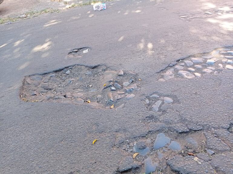 Abundan los baches a lo largo de la avenida Augusto Roa Bastos