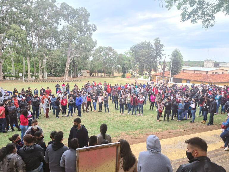 Más de 600 personas participaron de la charla informativa en el Instituto Superior Técnico Penitenciario.