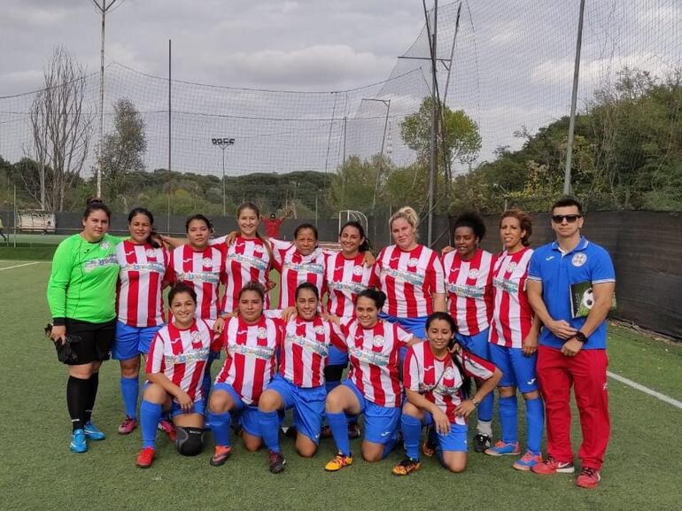 La selección paraguaya en el torneo femenino de migrantes en Roma.