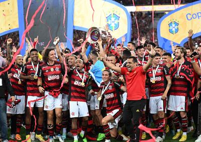 Jugadores de Flamengo festejan con el trofeo de la Copa do Brasil en el estadio Maracaná.