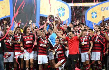 Jugadores de Flamengo festejan con el trofeo de la Copa do Brasil en el estadio Maracaná.
