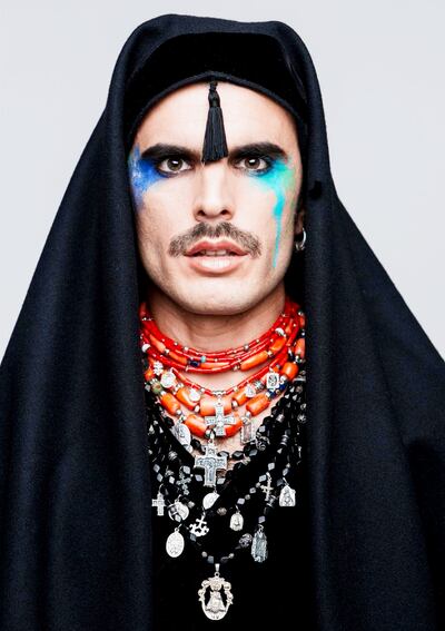 El artista español Rodrigo Cuevas presentará su performance “Trópico de Covadonga”, este viernes 3 de julio.