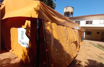 El lugar y la carpa que era utilizada como refugio en el hospital Regional de Coronel Oviedo, está totalmente vacía.