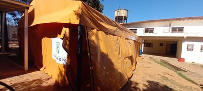 El lugar y la carpa que era utilizada como refugio en el hospital Regional de Coronel Oviedo, está totalmente vacía.