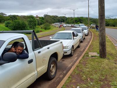 Una larga fila de vehículos que llegaba hasta la ruta troncal 14 se pudo ver durante casi todo el día de hoy. Los agentes municipales de tránsito se retiraron de los controles por una disposición municipal, mientras se estudia un plan de acción ante la crisis del tráfico automotor en la frontera.