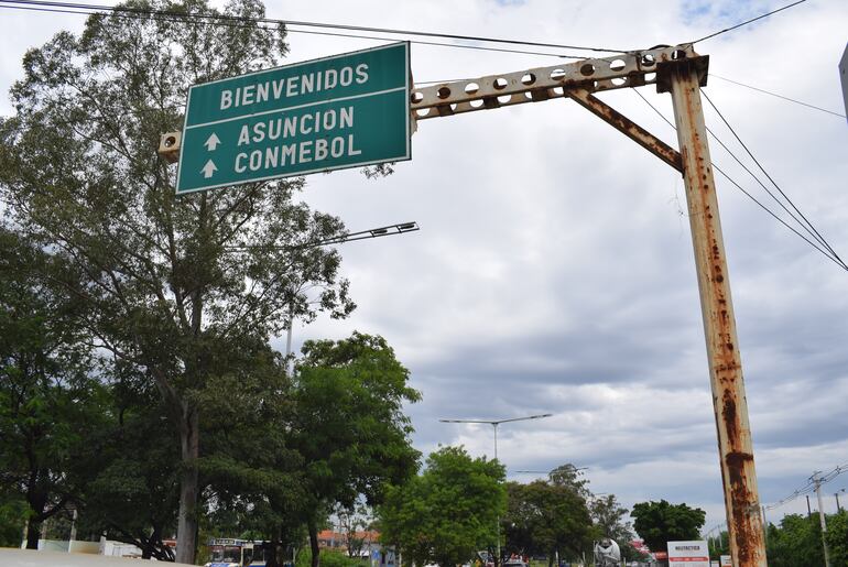 Señales de tránsito en mal estado, entre otros, dan la vergonzosa bienvenida a turistas.