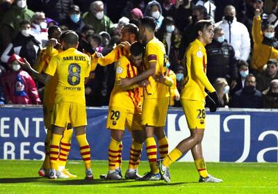 GRAF5738. LINARES (JAÉN), 05/01/2022.- Los jugadores del Barcelona celebran el segundo gol del equipo, durante el encuentro de dieciseisavos de Copa del Rey entre el Linares Deportivo y el FC Barcelona este miércoles en el Estadio Municipal de Linarejos, en Linares (Jaén). EFE/ José Manuel Pedrosa
