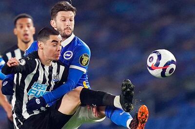 Almirón disputa el balón con Adam Lallana.