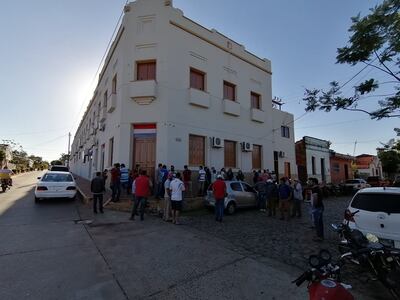 Los funcionarios se manifestaron para presionar por la aprobación del préstamo.