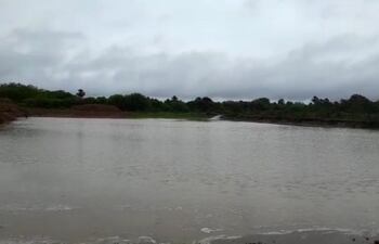 Uno de los tajamares de la población de Toro Pampa, colmado de agua tras la llegada de las lluvias en el Alto Paraguay.