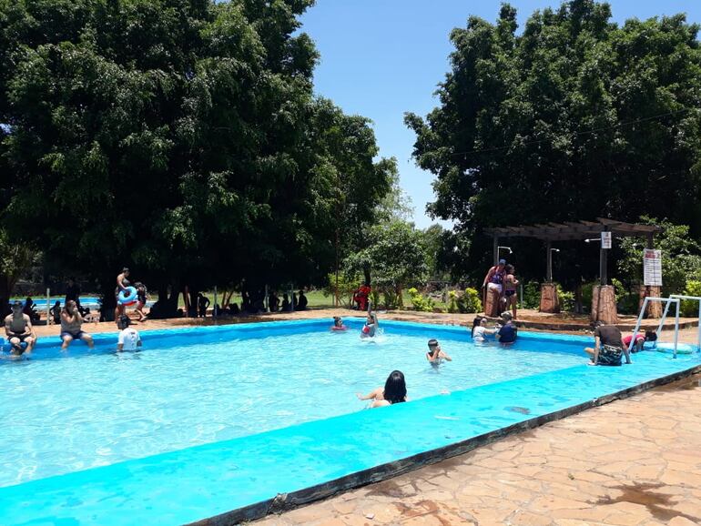 El balneario Castillo de Itauguá es otro de los espacios de mayor concurrencia en días de intenso calor.