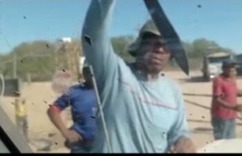 Uno de los nativos exhibiendo un machete a un conductor varado en el peaje en la zona de Tte. Montanía. (Imagen captura de un vídeo)