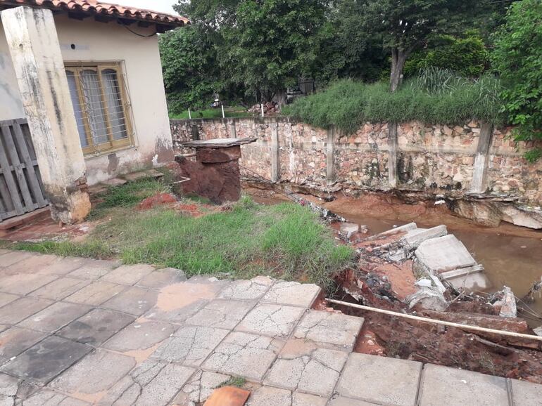 Esta totalmente abierto, no hay nada que nos cubra del arroyo, no dormimos, estamos pendientes con las lluvias, dijo Edith Adorno.