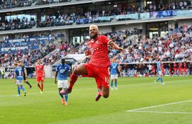 El camerunés Eric Maxim Choupo-Moting celebra su gol para el Bayern Munich.