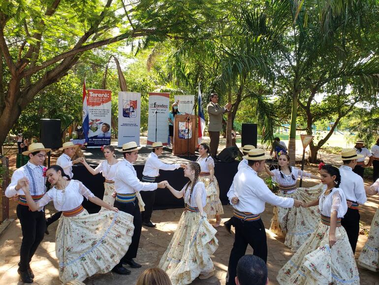 Durante el encuentro bailarinas y bailarines deleitaron con el baile de la danza paraguaya.