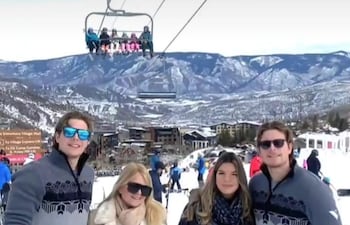 Postal familiar. Alejandra Prayones con sus hijos Maia y los gemelos Iván y Axel, en la fría Aspen.