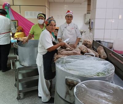 Cocineros y cocineras del Hospital de Clínicas se encuentran trabajando intensamente para terminar a tiempo la cena de Nochebuena.