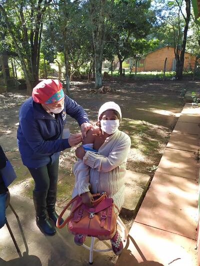 Los trabajadores de blanco de Itakyry realizaron un trabajo de acompañamiento para aplicar la vacuna anticCOVID a embarazadas.